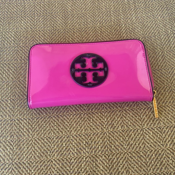 Tory Burch wallet zipper has no pull other then that it in Guc. Minor scratch - Picture 3 of 6